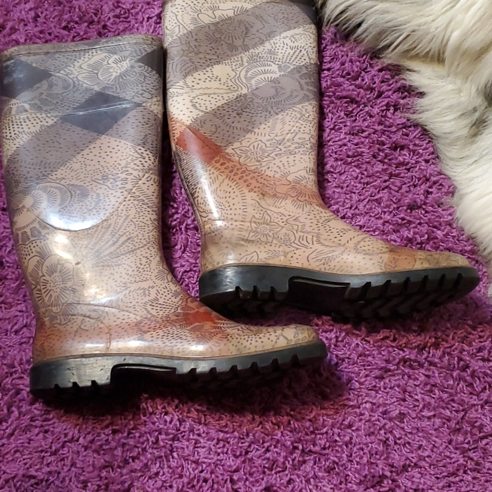 Burberry Rain Boots 👢 - Picture 14 of 16